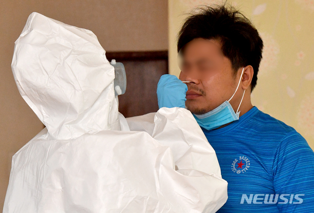 [광주=뉴시스] 신대희 기자 = 광주 북구보건소 간호직 공무원이 15일 코로나19 자가격리 해제 대상자가 거주하는 모 아파트를 방문, 검체를 채취하고 있다. 격리 대상자는 최종 검사에서 음성 판정이 나와야만 해제가 가능하다. 2020.07.15.&nbsp; sdhdream@newsis.com