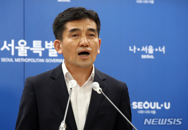 [서울=뉴시스] 이영환 기자 = 황인식 서울시 대변인이 15일 오전 서울시청에서 '직원 인권침해 진상규명에 대한 서울시 입장'을 발표하고 있다. 2020.07.15.photo@newsis.com