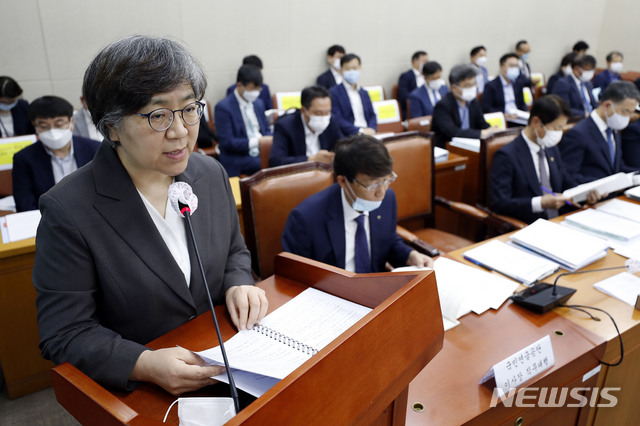 [서울=뉴시스] 최동준 기자 = 정은경 질병관리본부 본부장이 15일 서울 여의도 국회에서 열린 보건복지위원회 전체회의에 참석해 업무보고를 하고 있다. 2020.07.15.&nbsp;&nbsp; photocdj@newsis.com