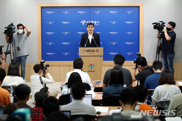 [서울=뉴시스] 이영환 기자 = 황인식 서울시 대변인이 15일 오전 서울 중구 서울시청 브리핑룸에서 직원 인권침해 진상규명에 대한 서울시 입장 발표를 하고 있다. 2020.07.15. photo@newsis.com