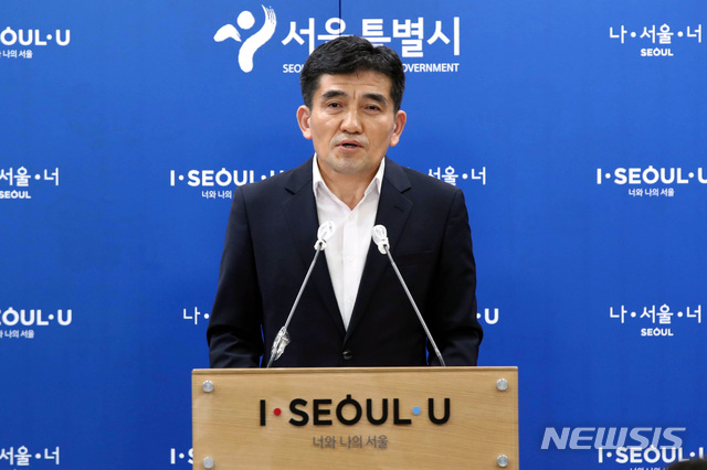 [서울=뉴시스] 이영환 기자 = 황인식 서울시 대변인이 15일 오전 서울 중구 서울시청 브리핑룸에서 직원 인권침해 진상규명에 대한 서울시 입장 발표를 하고 있다. 2020.07.15. photo@newsis.com