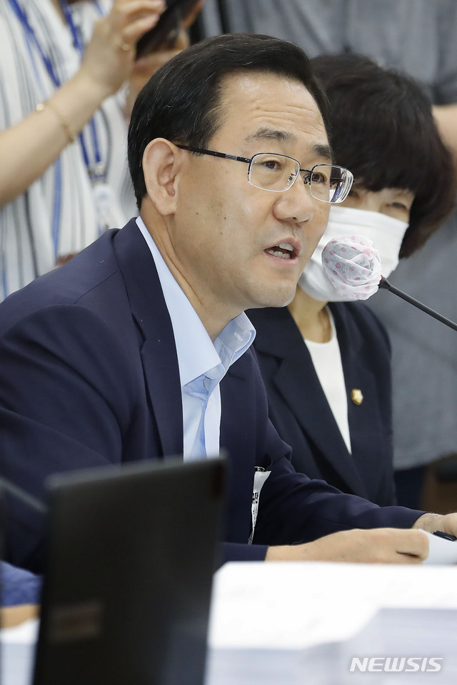 [서울=뉴시스] 최동준 기자 = 주호영 미래통합당 원내대표가 15일 서울 여의도 국회에서 열린 보건복지위원회 전체회의에 참석해 인사말을 하고 있다. 2020.07.15. photocdj@newsis.com