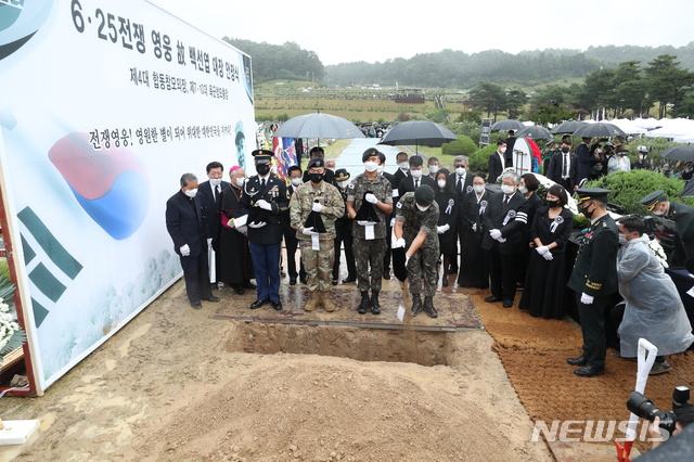 [대전=뉴시스]추상철 기자 = 고(故) 백선엽 예비역 육군 대장의 안장식이 15일 오전 대전 유성구 국립대전현충원에서 엄수되고 있다. 2020.07.15. photo@newsis.com