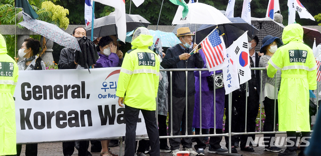 [대전=뉴시스]추상철 기자 = 15일 국립대전현충원 정문에서 보수단체 회원들이 故 백선엽 장군의 국립대전현충원 안장을 찬성하며 구호를 외치고 있다. 2020.07.15. photo@newsis.com