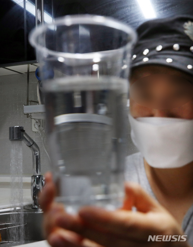 [인천=뉴시스] 이종철 기자 = 인천시 서구에 이어 부평구에서도 수돗물에서 벌레 유충이 발견된 가운데 15일 오전 인천시 부평구의 한 가정집에서 주부가 걱정스러운 눈빛으로 수돗물을 살펴보고 있다. 2020.07.15.&nbsp; jc4321@newsis.com