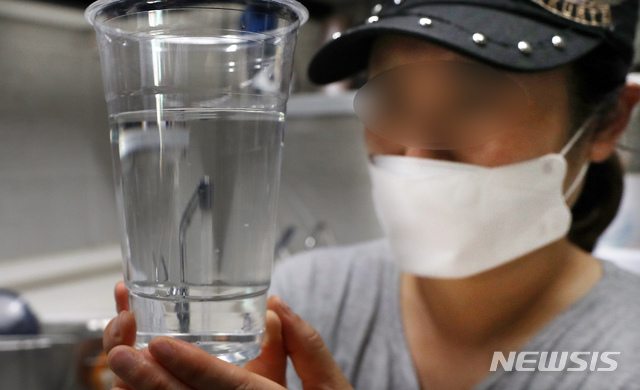 [인천=뉴시스] 이종철 기자 = 인천시 서구에 이어 부평구에서도 수돗물에서 벌레 유충이 발견된 가운데 15일 오전 인천시 부평구의 한 가정집에서 주부가 걱정스러운 눈빛으로 수돗물을 살펴보고 있다. 2020.07.15. jc4321@newsis.com
