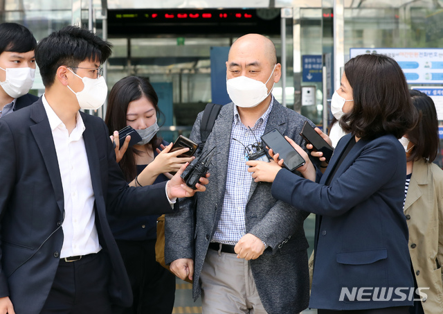 [서울=뉴시스] 고승민 기자 = 고한석 전 서울시장 비서실장이 15일 서울 성북경찰서에서 고 박원순 서울시장의 정확한 사망경위 등 관련 참고인 신분으로 조사받은 뒤 경찰서를 나서고 있다. 2020.07.15.&nbsp; kkssmm99@newsis.com