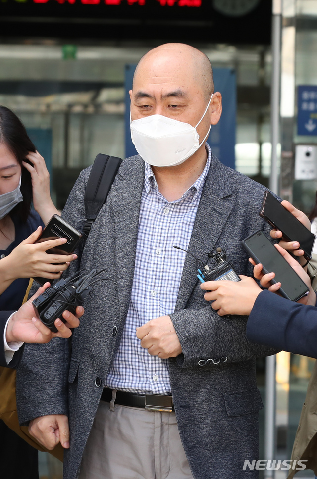 [서울=뉴시스] 고승민 기자 = 고한석 전 서울시장 비서실장이 지난 15일 서울 성북경찰서에서 고 박원순 서울시장의 정확한 사망경위 등 관련 참고인 신분으로 조사받은 뒤 경찰서를 나서고 있다. 2020.07.15.kkssmm99@newsis.com