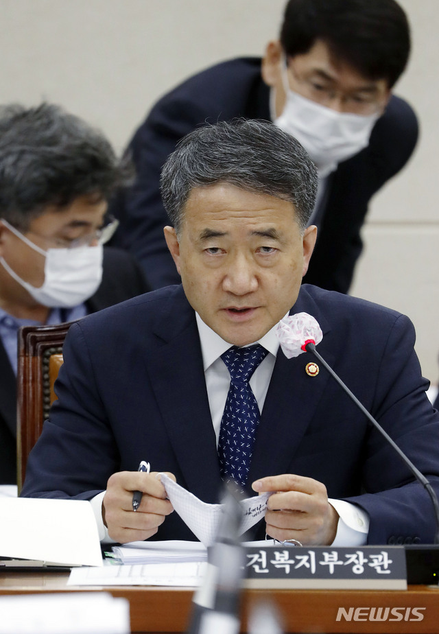 [서울=뉴시스] 최동준 기자 = 박능후 보건복지부 장관이 15일 서울 여의도 국회에서 열린 보건복지위원회 전체회의에서 질의에 답변하고 있다. 2020.07.15. photocdj@newsis.com