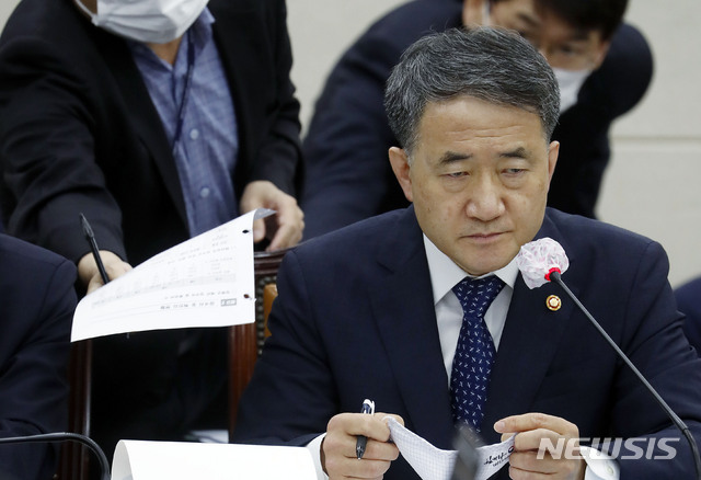 [서울=뉴시스] 최동준 기자 = 박능후 보건복지부 장관이 15일 서울 여의도 국회에서 열린 보건복지위원회 전체회의에서 질의를 듣고 있다. 2020.07.15. photocdj@newsis.com