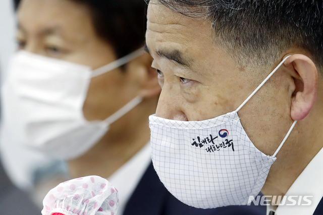 [서울=뉴시스] 최동준 기자 = 박능후 보건복지부 장관이 15일 서울 여의도 국회에서 열린 보건복지위원회 전체회의에서 질의에 답변하고 있다. 2020.07.15. photocdj@newsis.com