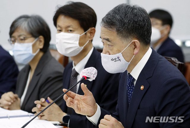 [서울=뉴시스] 최동준 기자 = 박능후 보건복지부 장관이 15일 서울 여의도 국회에서 열린 보건복지위원회 전체회의에서 질의에 답변하고 있다. 2020.07.15.&nbsp; photocdj@newsis.com