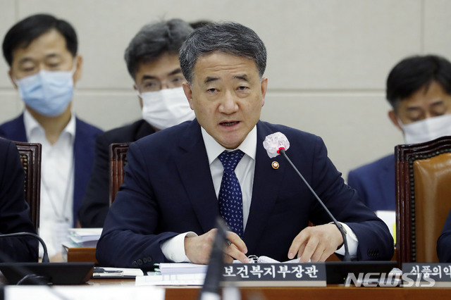 [서울=뉴시스] 최동준 기자 = 박능후 보건복지부 장관이 15일 서울 여의도 국회에서 열린 보건복지위원회 전체회의에서 질의에 답변하고 있다. 2020.07.15. photocdj@newsis.com