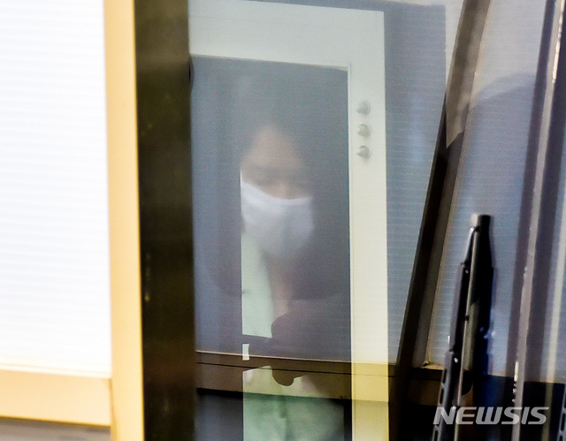 [제주=뉴시스]우장호 기자 = 항고심에서도 무기징역을 선고받은 고유정(37)이 15일 오전 제주지법에서 재판을 마치고 호송차에 오르고 있다. 고씨는 전 남편과 의붓아들을 살해한 혐의로 기소됐다. 2020.07.15. woo1223@newsis.com