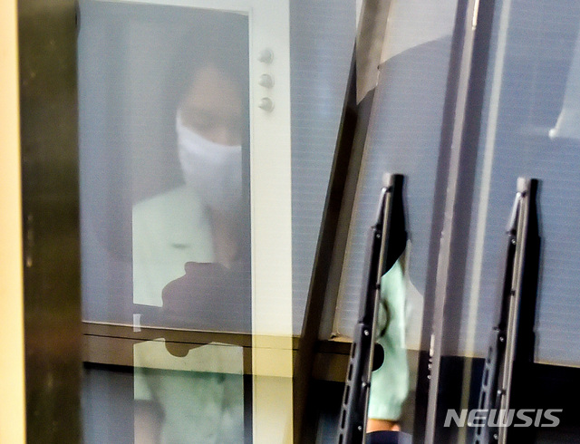 [제주=뉴시스]우장호 기자 = 항고심에서도 무기징역을 선고받은 고유정(37)이 15일 오전 제주지법에서 재판을 마치고 호송차에 오르고 있다. 고씨는 전 남편과 의붓아들을 살해한 혐의로 기소됐다. 2020.07.15.&nbsp; woo1223@newsis.com