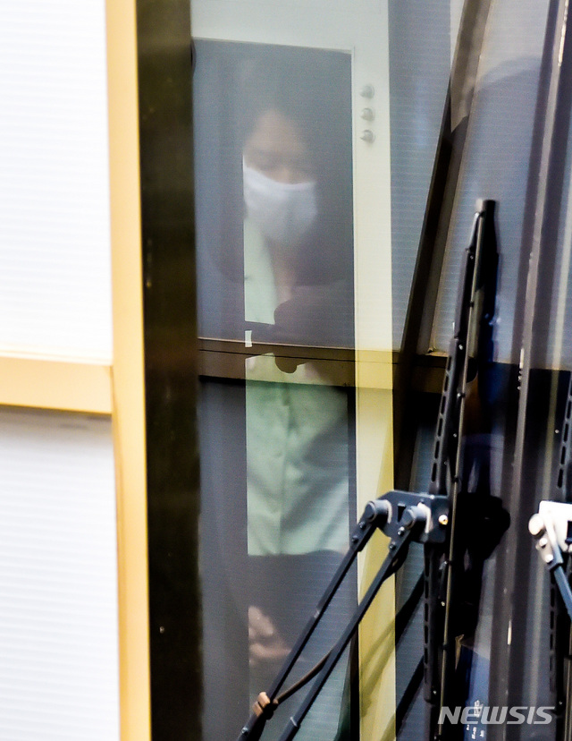 [제주=뉴시스]우장호 기자 = 항고심에서도 무기징역을 선고받은 고유정(37)이 15일 오전 제주지법에서 재판을 마치고 호송차에 오르고 있다. 고씨는 전 남편과 의붓아들을 살해한 혐의로 기소됐다. 2020.07.15.&nbsp; woo1223@newsis.com