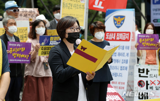 [서울=뉴시스]홍효식 기자 = 이나영 정의기억연대 이사장이 지난 15일 서울 종로구 옛 주한일본대사관 앞에서 열린 '제1448차 일본군 성노예제 문제 해결을 위한 정기 수요시위' 기자회견에서 경과보고를 하고 있다. 2020.07.15. yesphoto@newsis.com