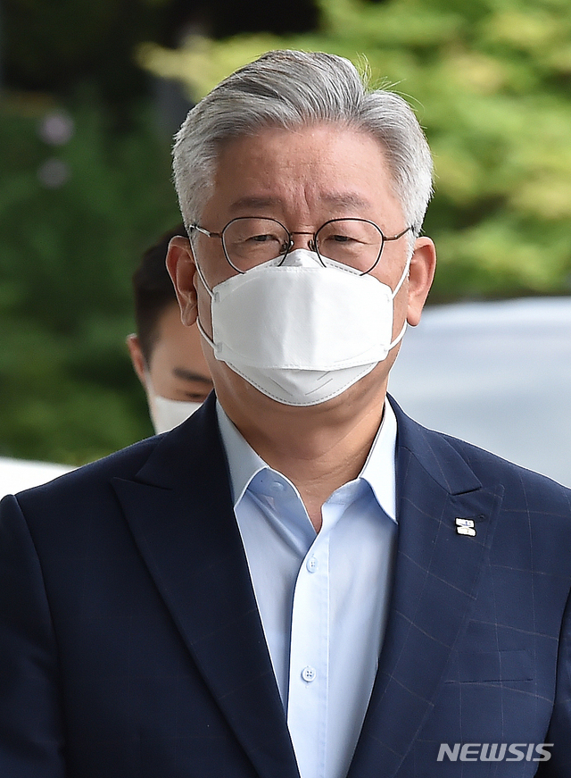 [수원=뉴시스] 김종택기자 = 공직선거법상 허위사실 공표혐의에 대한 대법원 선고를 하루 앞둔 이재명 경기도지사가 15일 오후 경기 수원시 팔달구 경기도청으로 들어오고 있다. 2020.07.15.semail3778@naver.com