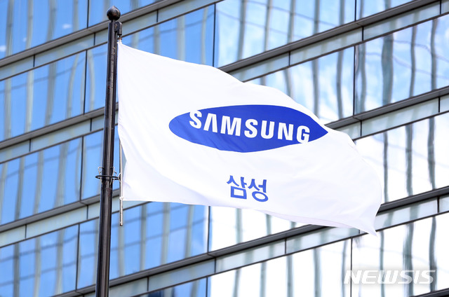 [서울=뉴시스] 박미소 기자 = 이재용 삼성전자 부회장에 대한 검찰 기소 여부에 대한 최종결론이 임박한 15일 오후 서울 서초구 삼성전자 서초사옥의 깃발이 휘날리고 있다. 2020.07.15.&nbsp; misocamera@newsis.com 