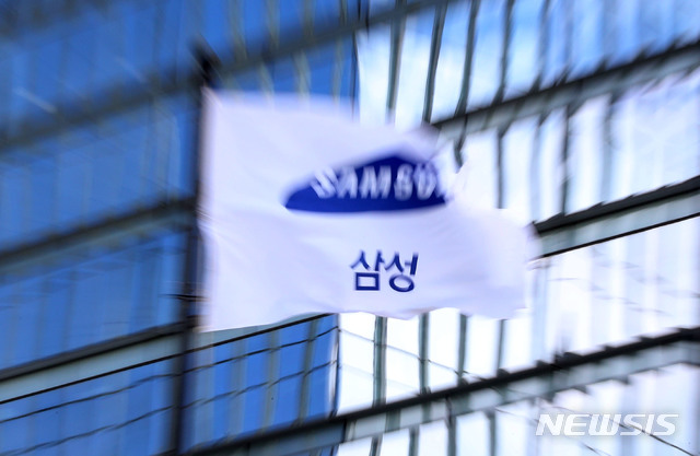 [서울=뉴시스] 박미소 기자 = 이재용 삼성전자 부회장에 대한 검찰 기소 여부에 대한 최종결론이 임박한 15일 오후 서울 서초구 삼성전자 서초사옥의 깃발이 휘날리고 있다. 2020.07.15.&nbsp; misocamera@newsis.com 