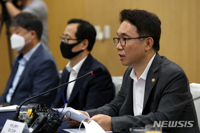 [서울=뉴시스]이윤청 기자 = 박선호 국토교통부 1차관이 15일 서울 중구 서울시청 간담회장에서 열린 주택공급확대 실무기획단 1차 회의에서 발언하고 있다. 2020.07.15. radiohead@newsis.com