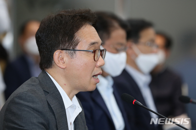 [서울=뉴시스]이윤청 기자 = 박선호 국토교통부 1차관이 15일 서울 중구 서울시청 간담회장에서 열린 주택공급확대 실무기획단 1차 회의에서 발언하고 있다. 2020.07.15.&nbsp; radiohead@newsis.com