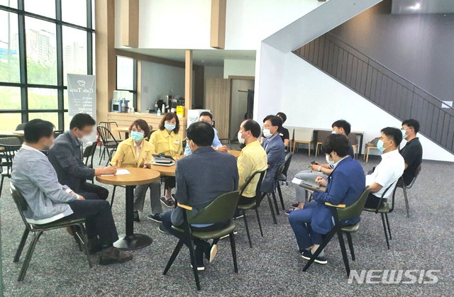 [나주=뉴시스] = 전남 나주시가 오는 18일까지 예정됐던 금천면 석전리 A지역주택조합의 일반 분양자 대상 동·호수 추첨행사를 불허했다. 사진은 나주시와 주택조합 간 협의 모습. (사진=나주시 제공) 2020.07.15. photo@newsis.com