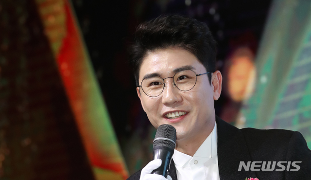 [서울=뉴시스] 조수정 기자 = 가수 영탁이 15일 오후 서울 영등포구 글래드호텔여의도에서 열린 MTN 2020 방송광고페스티벌에서 CF스타상(신인)을 수상한 뒤 소감을 밝히고 있다. 2020.07.15.&nbsp; chocrystal@newsis.com