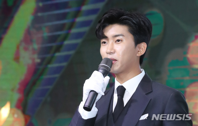 [서울=뉴시스] 조수정 기자 = 가수 임영웅이 15일 오후 서울 영등포구 글래드호텔여의도에서 열린 MTN 2020 방송광고페스티벌에서 CF스타상을 수상한 뒤 소감을 밝히고 있다. 2020.07.15. chocrystal@newsis.com