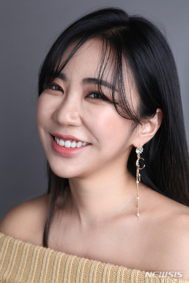 [서울=뉴시스] 배우 겸 에세이작가 김성은 (사진=노작홍사용문학관 제공) 2020.7.16. photo@newsis.com