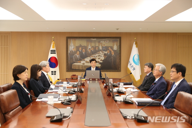 [서울=뉴시스] 이주열 한국은행 총재가 16일 오전 서울 중구 한국은행에서 열린 금융통화위원회 본회의에서 회의를 주재하며 의사봉을 두드리고 있다. (사진=한국은행 제공) 2020.07.16. photo@newsis.com