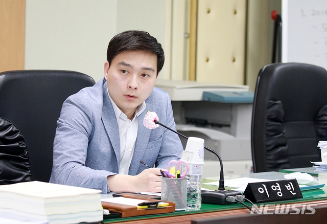 [대구=뉴시스] 이지연 기자 = 대구 이영빈 달서구의원이 2019년도 회계연도 결산승인의 건에 대해 질의하고 있다. (사진=달서구의회 제공) 2020.07.16. photo@newsis.com