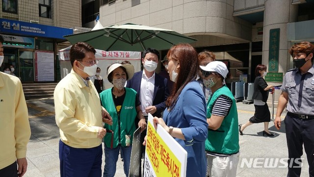 [대구=뉴시스]이은혜 기자 = 임미연 더불어민주당 대구시당 동물보호특별위원장이 16일 권영진 대구시장에게 대구 북구 칠성 개시장 철폐를 위한 대책을 요구하고 있다. 2020.07.16. (사진=더불어민주당 대구시당 동물보호특별위원회 제공) photo@newsis.com