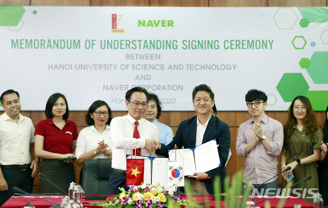 [서울=뉴시스]네이버는 지난 15일 베트남 하노이과학기술대학(HUST)과 IT 인재 양성을 위한 산학협력을 진행했다고 16일 밝혔다. 2020.07.16. (사진=네이버 제공) 
