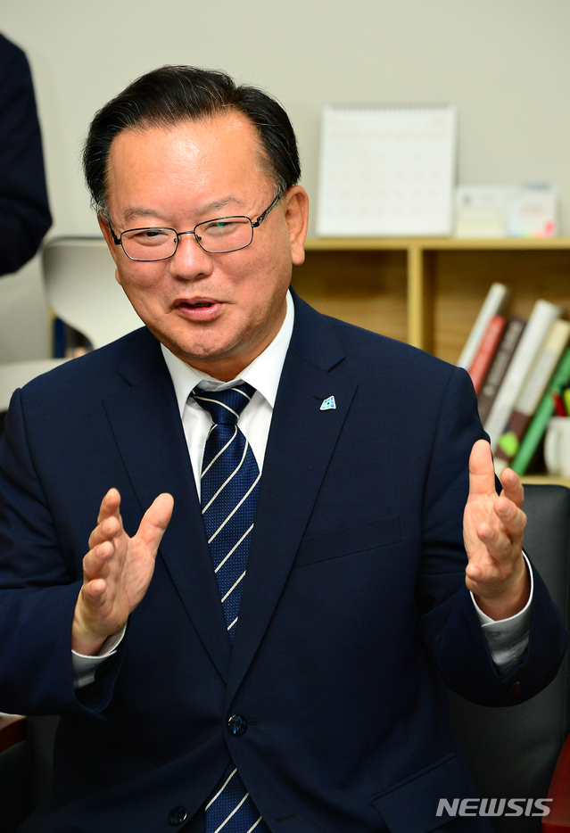 [청주=뉴시스] 인진연 기자 = 더불어민주당 당대표 출마를 선언한 김부겸 전 의원이 16일 오후 충북도청 기자실에서 당 대표 출마 입장을 밝히고 있다. 2020.07.16.inphoto@newsis.com