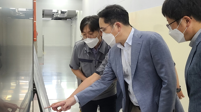 [서울=뉴시스] 이재용 부회장이 16일 삼성전기 부산사업장에 위치한 전장용 MLCC 전용 생산 공장을 찾아 설명을 듣는 모습. 사진 삼성전자 
