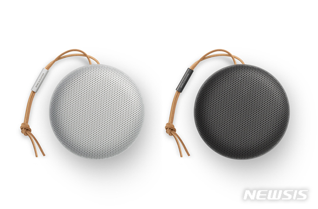 [서울=뉴시스]뱅앤올룹슨 베오사운드 A1 2세대 그레이 미스트와 블랙 앤트러사이트 (제공=뱅앤올룹슨)