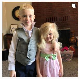 ] [서울=뉴시스] 맹견의 공격으로부터 여동생을 구해낸 미국의 6세 소년 브리지 워커의 용감한 행동이 미국에서 화제가 되고 있다. 브리지는 뺨에 큰 부상을 입어 2시간에 걸쳐 90바늘이나 꿰매야했다. 사진은 사고 전 브리지와 여동생의 모습. <사진출처:브리지 워커 인스타그램> 2020.07.16