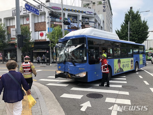 [서울=뉴시스] 16일 오전 9시15분께 의정부 방향으로 향하던 108번 시내버스가 서울 도봉구 창동 쌍문역 인근에서 건물로 돌진하는 사고가 발생했다. 이 사고로 버스 기사 등 18명이 부상을 입고 인근 병원으로 이송된 것으로 전해졌다. 2020.07.16. (사진 = 목격자 제공)