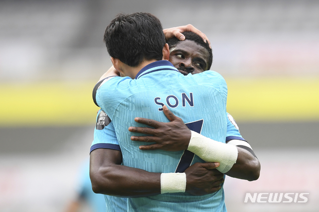 손흥민, 커리어하이 순간 동생 잃은 동료부터 챙겼다