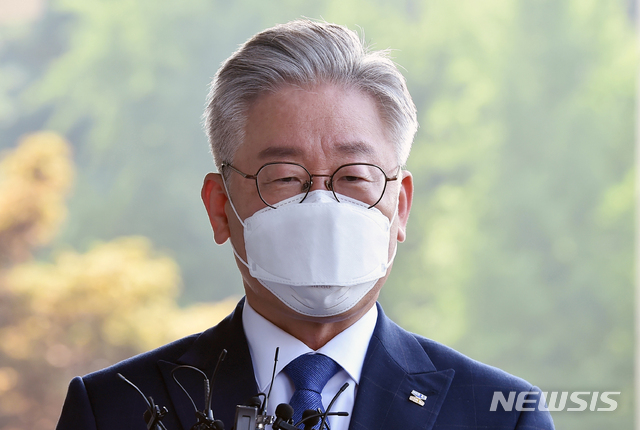 [수원=뉴시스] 김종택기자 = 직권남용과 공직선거법 위반 혐의로 기소돼 항소심에서 당선무효형이 선고된 이재명 경기도지사가 대법원 판결을 앞둔 16일 오전 경기 수원시 팔달구 경기도청으로 출근하고 있다. 2020.07.16.semail3778@naver.com