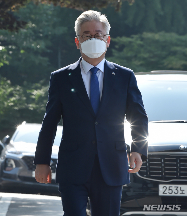 [수원=뉴시스] 김종택기자 = 직권남용과 공직선거법 위반 혐의 사건에 대한 대법원 선고일인 16일 오전 이재명 경기도지사가 경기 수원시 팔달구 경기도청으로 출근하고 있다. 2020.07.16. semail3778@naver.com