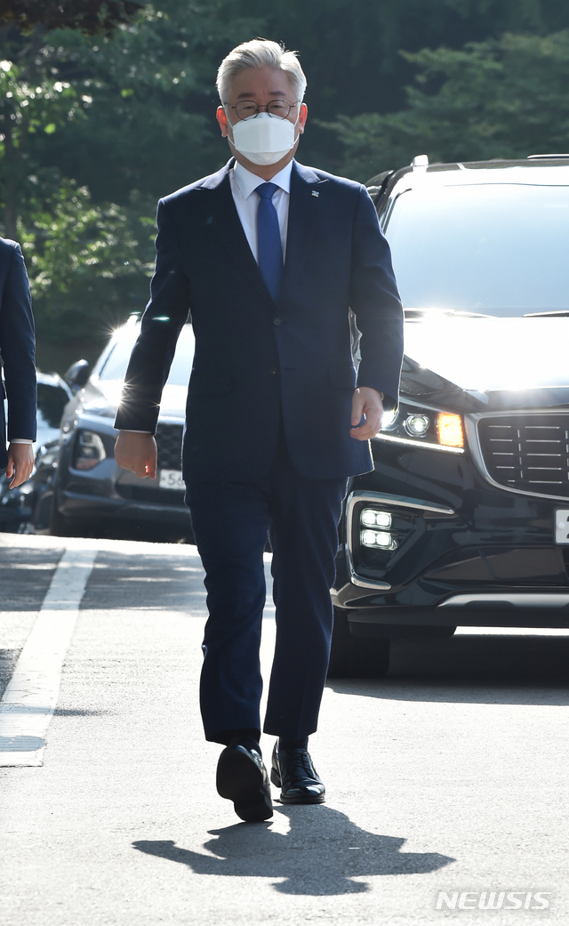 [수원=뉴시스] 김종택기자 = 직권남용과 공직선거법 위반 혐의 사건에 대한 대법원 선고일인 16일 오전 이재명 경기도지사가 경기 수원시 팔달구 경기도청으로 출근하고 있다. 2020.07.16.semail3778@naver.com