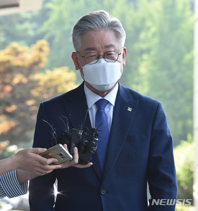 [수원=뉴시스] 김종택기자 = 직권남용과 공직선거법 위반 혐의 사건에 대한 대법원 선고일인 16일 오전 이재명 경기도지사가 경기 수원시 팔달구 경기도청으로 출근하고 있다. 2020.07.16.semail3778@naver.com