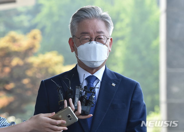 [수원=뉴시스] 김종택기자 = 직권남용 권리행사 방해와 공직선거법 위반 혐의로 기소돼 항소심에서 당선무효형이 선고된 이재명 경기도지사가 대법원 판결을 앞둔 16일 오전 경기 수원시 팔달구 경기도청으로 출근하고 있다. 2020.07.16. semail3778@naver.com