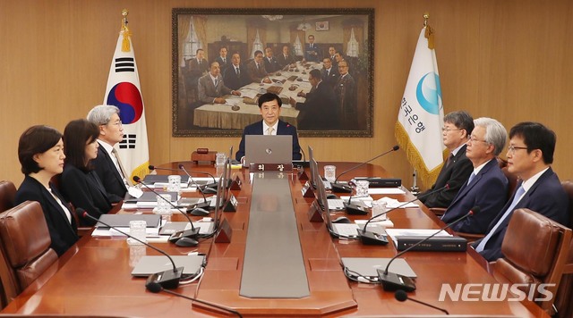[서울=뉴시스]이주열 한국은행 총재가 16일 오전 서울 중구 한국은행에서 열린 금융통화위원회 본회의에 참석하고 있다. (사진=한국은행 제공) 2020.07.16.&nbsp; photo@newsis.com