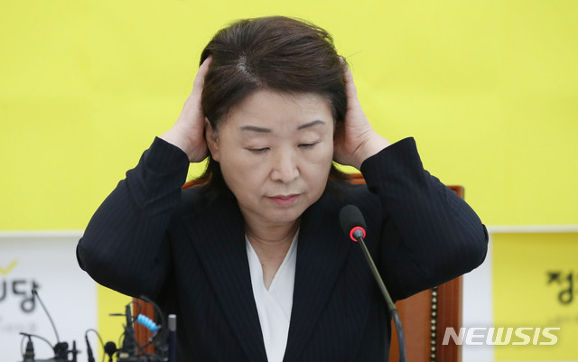 [서울=뉴시스] 김진아 기자 = 심상정 정의당 대표가 16일 서울 여의도 국회에서 열린 상무위원회에서 머리를 만지고 있다. 2020.07.16. bluesoda@newsis.com
