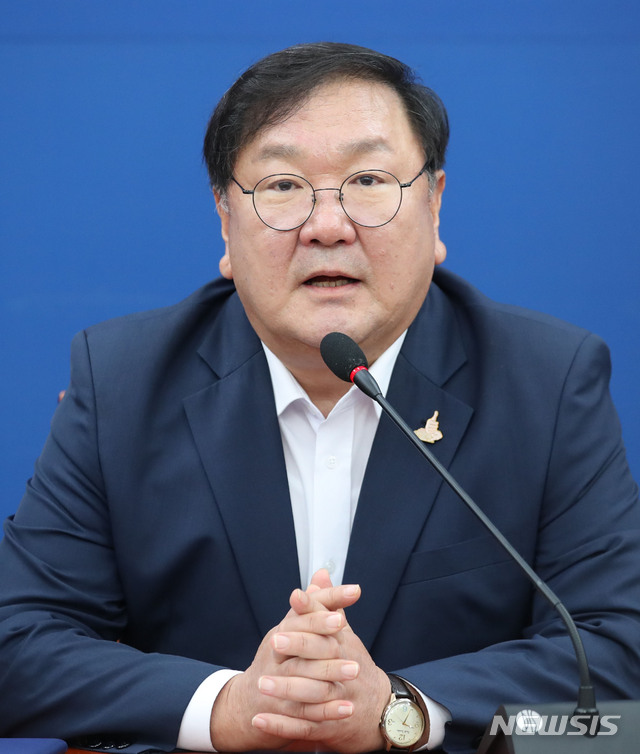 [서울=뉴시스] 김진아 기자 = 김태년 더불어민주당 원내대표가 16일 서울 여의도 국회에서 열린 정책조정회의에서 발언을 하고 있다. 2020.07.16. bluesoda@newsis.com