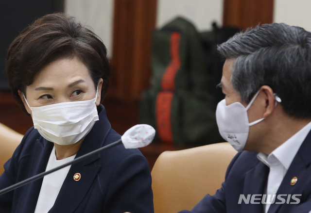 [서울=뉴시스]김명원 기자 = 김현미 국토교통부 장관과 정경두 국방부 장관이 16일 오전 서울 종로구 정부서울청사에서 열린 국정현안조정회의에 참석해 이야기를 나누고 있다. 2020.07.16. kmx1105@newsis.com