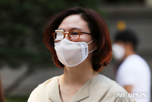 [서울=뉴시스]홍효식 기자 = 자녀 입시비리 및 사모펀드 의혹 등의 혐의로 기소된 조국 전 법무부 장관 부인 정경심 동양대 교수가 16일 오전 서울 서초구 서울중앙지법에서 열린 22차 공판에 출석하고 있다. 2020.07.16. yesphoto@newsis.com